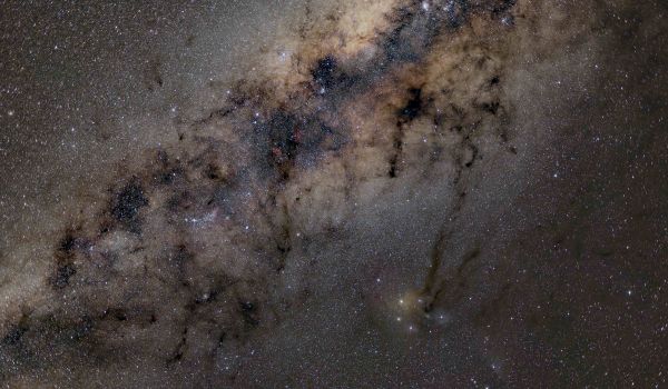 Abbildung: Milchstraße der Antares-Region im Skorpion in Namibia